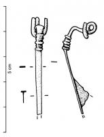 FIB-3107 - Fibule à ailettes naissantes, type RoannebronzeFibule à ailettes naissantes, caractérisée par un arc très coudé à la tête, le sommet étant marqué par une série de nodosités ou protubérances plus ou moins développées, toujours coulées en même temps que l'arc, qui est rectiligne, et souvent plat entre les protubérances et le pied. Ressort à 4 spires, corde interne. Porte-ardillon triangulaire, plein ou ajouré selon les cas.