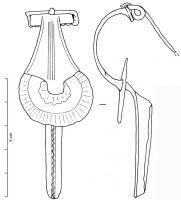 FIB-3111 - Fibule de type KragenfibelbronzeArc effilé avec une ligne médiane incisée, rectiligne ou a tremolo, butant sur un disque transversal rapporté ; pied allongé et étroit, porte-ardillon ajouré ; ressort bilatéral à 6 spires, corde externe et griffe, protégé par des plaquettes.