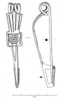 FIB-3121 - Fibule de type Cenisola, var. EstebronzeFibule de schéma général Nauheim (arc triangulaire tendu, porte-ardillon trapézoïdal ajouré), mais dont l'arc, orné de 4 lignes d'échelles estampées, est interrompu par une plaque carrée comportant un décor de cercles concentriques (émaillés ?) avec une bordure ponctuée.
