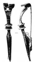 FIB-3876 - Fibule de type KragenfibelargentFibule dont l'arc triangulaire, effilé vers le pied, est étranglé par un motif en bobine perpendiculaire à l'arc. Ressort à 6 ou 8 spires, corde externe et griffe terminée par deux volutes plaquées sur la tête de l'arc.
