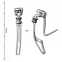 FIB-3886 - Fibule à ailettes naissantes, type BaselargentVariante d'une fibule à ailettes naissantes, caractérisée par un arc très coudé à la tête, le sommet étant marqué par un ou deux disques perpendiculaires. Ressort à 4 spires, corde externe. Porte-ardillon triangulaire ajouré.