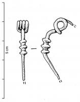 FIB-3887 - Fibule à ailettes naissantes, type BolardsbronzeFibule caractérisée par un arc filiforme (sans élargissement avant le ressort), très coudé à la tête, le sommet étant marqué par une série de 1, 2 ou 3 nodosités ou protubérances plus ou moins développées, toujours coulées en même temps que l'arc, et pouvant être séparées par de fines moulures. Ressort à 4 spires, corde interne. Porte-ardillon triangulaire ajouré.