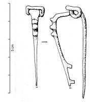 FIB-3903 - Fibule à ailettes naissantes, type AuerbergbronzeFibule à ailettes naissantes, caractérisée par un arc coudé à la tête, le sommet étant marqué par une série de 3 (ou 4) nodosités ou protubérances plus ou moins développées, toujours coulées en même temps que l'arc, qui n'est pas, ou très peu épaissi entre les protubérances et le ressort ; parfois, tête élargie en triangle. Ressort à 6 spires, corde externe, sans griffe. Porte-ardillon triangulaire, ajouré ou plus souvent fenestré.