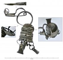 FIB-3913 - Fibule de type AsseriaargentFibule à arc massif ou ouvert par dessous, ressort unilatéral à deux spires, pied plat et allongé, prolongé pat un ornement terminal redressé vers l'arc, d'abord de forme ovale puis à extrémité filiforme repliée en spirale au contact du pied.