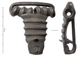 FIB-3950 - Fibule de type KrebsschwanzfibelbronzeFibule très trapue, à arc coulé, plus ou moins large et marqué de moulures transversales; ressort long à corde externe, spires de section triangulaire; porte-ardillon ajouré, coulé avec l'arc.