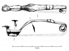 FIB-3970 - Fibule de type Certosa, var. VIIargentFibule coulée, arc tendu et foliacé, de section généralement aplatie (lenticulaire, triangulaire ou losangique), comportant une bague ou moulure transversale vers la tête ; pied également foliacé avec souvent un décor de filets convergents ; bouton redressé mais aplati ; ressort unilatéral à 2 ou 3 spires.