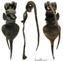 FIB-3986 - Fibule unguiforme, var. WiltshirebronzeFibule dont la tête de l'arc porte une cupule unguiforme, parfois ornée d'un décor incisé ou ponctué; il se prolonge par une plaque en forme de goutte, avant un porte-ardillon trapézoïdal qui peut également être orné au revers de la gouttière d'un décor incisé et hachuré. Le ressort à 4 spires, corde interne, peut être obtenu à partir d'un fil de section aplatie.