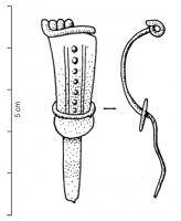 FIB-3987 - Fibule à disque médian, var. La PeyrousebronzeFibule à disque médian, ressort bilatéral à 6 spires et corde externe retenue par une griffe. Arc plat et large, orné d'un motif longitudinales de perles et de guillochis, interrompu par un disque rapporté; pied étroit et allongé, recouvrant un porte-ardillon allongé, fenestré.