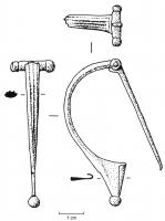 FIB-4024 - Fibule de type Aucissa précocebronzeFibule d'Aucissa précoce, comportant un arc souvent massif aux côtés rectilignes, avec des cannelures longitudinales sur la face externe, une charnière coulée et percée dans la masse, un pied tendu (ligne presque rectiligne entre le sommet de l'arc et le pied), un bouton terminal peu ou pas mouluré. Parfois un axe en fer transperce l'arc de part en part. Arc de section variée, semi-circulaire, ovale, rectangulaire ou creusée sur le dessus.