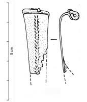 FIB-4041 - Fibule à arc tendu Feugère 9bbronzeFibule à arc plat, bords rectilignes, parfois concaves ou mêmes encochés ; ressort bilatéral à 6 ou 8 spires, corde externe et griffe placé sous un retour en épingle à cheveux de la tête de l'arc ;  porte-ardillon ajouré ou fenestré. L'arc porte fréquemment un décor incisé, estampé ou incrusté de fils d'argent.