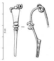 FIB-4048 - Fibule à ailettes classiquebronzeType caractérisé par la présence, au sommet de l'arc, d'un groupe de moulures symétriques autour d'une nodosité ; les éléments extérieurs se replient comme des pétales ou des ailettes vers le disque ou la moulure centrale ; pied tendu, porte-ardillon fenestré; ressort à 6 ou 8 spires, corde externe et griffe.