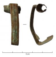 FIB-4053 - Fibule à arc non interrompu cannelé (F.14b1b)bronzeArc tendu, coudé et épaissi à la tête, rubanné, à bords parallèles ou légèrement concaves, orné de cannelures parallèles ; ressort protégé ; porte-ardillon trapézoïdal, ajouré ou fenestré.
