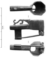 FIB-41007 - Fibule en forme de siffletbronzeLa fibule constitue un sifflet avec un tube suivi d'une vasque octogonale, perforée de manière à ce qu'un soffle produite un son strident; les deux parties sont reliées par un motif en S ajouré; au revers, ressort bilatéral sur axe, monté sur une plaquette unique.
