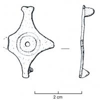 FIB-4105 - Fibule géométrique platebronzeFibule plate, dont la charnière disposée au revers comporte deux plaquettes coulées reliées par un axe en fer. Variante losangique, parfois avec des bords légèrement concaves aux angles ornés de petits fleurons ; décor central de cercles concentriques avec motif perlé, avec souvent un cabochon incrusté au centre.