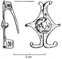 FIB-4106 - Fibule géométrique platebronzeFibule plate, dont la charnière disposée au revers comporte deux plaquettes coulées reliées par un axe en fer. Variante losangique, avec des bords concaves aux angles sommitaux prolongés par des segments de cercles et des fleurons ; décor central de cercles concentriques avec motif perlé, avec souvent un cabochon incrusté au centre.