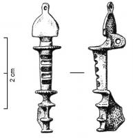 FIB-41077 - Fibule émailléebronzeFibule à charnière, l'arc, qui comporte un segment rectiligne entre deux demi-disques perpendiculaires, est creusé de loges transversales émaillées. Tête hémicirculaire surmontée d'un anneau. Pied mouluré  se terminant en bouton ou en tête d'animal. 
