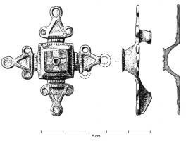 FIB-41083 - Fibule émaillée cruciformebronzeFibule de composition cruciforme autour d'un carré central émaillé et à gradins; sur chacun des côtés, élément composé d'un triangle et de trois disques, tous émaillés.