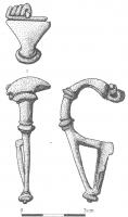 FIB-41098 - Fibule norico-pannonienne à double nœud Garbsch A 236cbronzeTPQ : 1 - TAQ : 100Fibule entièrement moulée, à ressort à 8 spires, et corde retenue par une griffe. La tête est triangulaire, et l'arc est divisé en trois segments par des moulures ; bouton terminal sur le pied dans l'axe de celui-ci et présentant une sorte d'épine , porte-ardillon triangulaire ajouré.