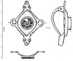 FIB-41121 - Fibule symétrique émailléebronzeFibule symétrique émaillée, avec un  corps central losangique (parfois accosté de disques émaillés ou d'anneaux aux angles), orné d'une seule loge d'émail autour d'un losange ou disque émaillé, encadré de deux appendices moulurés, symétriques, ornés chacun de trois groupes de cercles concentriques incisés.