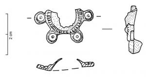 FIB-41132 - Fibule circulaire émailléebronzeFibule circulaire émaillée comportant un bouton central, émaillé et surélevé, et, sur le pourtour, six ou huit disques eux aussi émaillés.