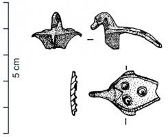 FIB-41142 - Fibule zoomorphe : oiseaubronzeFibule zoomorphe émaillée dont l'arc est un cercle creusé d'une loge en champlevé en forme de goutte, dans laquelle sont isolés trois disques d'émail; la queue en éventail est marquée de petites incisions en arc de cercle, et percée d'un trou; la tête seule est en ronde-bosse.