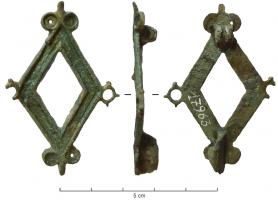 FIB-41147 - Fibule losangique émailléebronzeFibule losangique, consituée d'un cadre ajouré, la bande creusée d'une seule loge d'émail ayant probablement reçu des inclusions de verre.