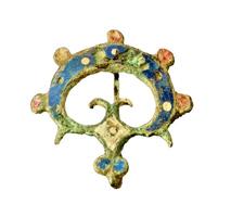 FIB-41148 - Fibule émailléebronzeFibule consituée d'un cadre ajouré en forme de pelte, dont les crosses effilées se joignent ; la bande est creusée d'une seule loge d'émail ayant probablement reçu des inclusions de verre; 6 disques émaillés sur le pourtour.