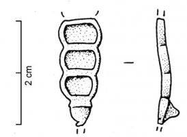 FIB-41172 - Fibule émailléebronzeFibule dont le corps allongé est constitué par une succession de loges émaillées, aux bords arrondis; au revers, articulation à charnière sur deux plaquettes.