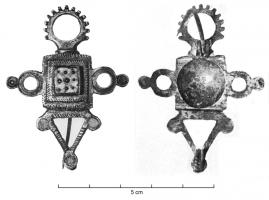 FIB-41173 - Fibule émailléebronzeFibule assymétrique, à arc quadrangulaire encadré de deux anneaux émaillés et disques ocellés; on trouve une couronne crenelée ou lisse à la tête; le pied est composé d'un triangle ajouré, pourvu aux angles de 3 disques émaillés periphériques.