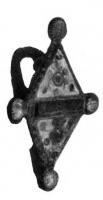 FIB-41178 - Fibule losangique émailléebronzeFibule émaillée en forme de broche losangique, composée de deux triangles équilatéraux émaillés, adossés par leurs bases, et sépares par une bande émaillée ; sur le pourtour, quatre disques émaillés..