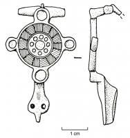 FIB-4119 - Fibule émailléebronzeFibule émaillée, dont le pied se termine par une tête de reptile stylisée. L'arc est remplacé par une plaque circulaire ou hexagonale, ornée de logettes émaillées triangulaires rayonnantes ou de cercles concentriques émaillés. L'arc est éventuellement accosté de cabochons.