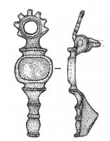 FIB-41200 - Fibule émailléebronzeCorps tripartite, organisé autour d'un médaillon ovale émaillé, placé transversalement à l'axe général ; au-dessous, succession de moulures, pied terminé par un bouton; au-dessus, anneau crénelé (évoquant une couronne).