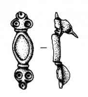 FIB-41203 - Fibule symétrique émailléebronzeFibule plate, au corps ovale creusé pour émaux en champlevé, pourvu de chaque côté d'extrémités symétriques sur lesquelles trois ocelles évoquent des 
