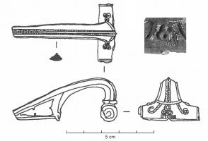 FIB-41231 - Fibule à arc non interrompu : LITAICOSbronzeArc tendu, coudé et épaissi à la tête, à bords parallèles, orné d'une côte centrale et de deux latérales (décor parfois absent) ; ressort protégé ; porte-ardilon trapézoïdal, ajouré ou fenestré. A la tête, décor caractéristique (fleuron ?) encadré de deux crosses en relief, marque LITAICOS ou LITAICCOS.