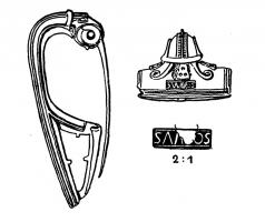 FIB-41233 - Fibule à arc non interrompu : SAA OS ou SIIROS ou SIICOSbronzeArc tendu, coudé et épaissi à la tête, à bords parallèles, orné d'une côte centrale et de deux latérales (décor parfois absent) ; ressort protégé ; porte-ardillon trapézoïdal, ajouré ou fenestré. A la tête, décor caractéristique (fleuron ?) encadré de deux crosses en relief. Marque dans un cartouche rectangulaire, lecture incertaine : SAA OS, SIIROS, SOOCOS, SAICCOS…?