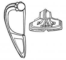 FIB-41235 - Fibule à arc non interrompu : SABINVSbronzeArc tendu, coudé et épaissi à la tête, à bords parallèles, orné d'une côte centrale et de deux latérales (décor parfois absent) ; ressort protégé ; porte-ardilon trapézoïdal, ajouré ou fenestré. A la tête, décor caractéristique (fleuron ?) encadré de deux crosses en relief.
