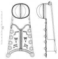 FIB-41242 - FibuleargentFibule reconstituée à artir de fragments déformés : cupule arrondie, masquant un ressort à corde interne, protégé par des plaquettes (?), et ensemble arc/pied formant une plaque trapézoïdale  ornée de boutons rivetés et de décors incisés.