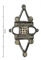 FIB-41249 - Fibule symétrique émailléebronzeBroche ajourée, constituée d'un corps central carré, émaillé, accosté de deux barrettes ornées d'une ligne ondée, avec des arcs de cercles sur les côtés; en haut et en bas, triangles ajourés, reliant des disques émaillés.
