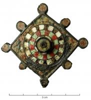 FIB-41262 - Fibule losangique émailléebronzeGrande broche constituée d'un carré sur pointe, avec des couronnes concentriques émaillées (millefiori) et un bouton centrail riveté, surélevé et émaillé; disques émaillés sur tout le pourtour.