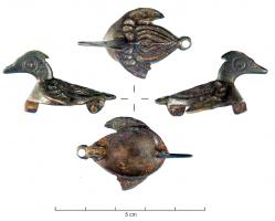 FIB-41267 - Fibule zoomorphe : oiseaubronzeLe corps du volatile est traité en ronde-bosse, mais le corps plat peu renflé est stylisé, couvert de logettes d'émail formant un dessin complexe;  la tête est redressée, avec un bec allongé et une houppe :  l'aspect général est celui d'un anatidé. Montage à charnière, sur plaquettes.
