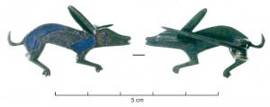 FIB-41283 - Fibule zoomorphe : chien ou renardbronzeFibule en forme de chien ou renard courant à droite, aux longues oreilles obliques, longue queue redressée; corps creusé de plusieurs loges d'émail.