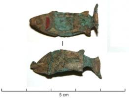 FIB-41294 - Fibule zoomorphe : poissonbronzeFibule plate en forme de poisson schématisé, dont l'œil et le corps sont creusés de plusieurs loges émaillées.