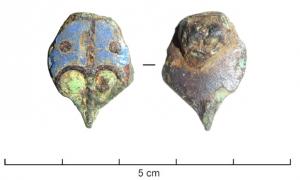 FIB-41295 - Fibule zoomorphe : insecte ?bronzeBroche plate en forme de goutte, pouvant figurer un animal à deux élytres (?) marqués de points, peut-être un insecte.