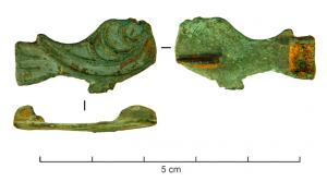 FIB-41302 - Fibule zoomorphe : oiseaubronzeOiseau de profil (colombe), l'aile et les rémiges de la queue dessinées par plusieurs loges d'émail; articulation à ressort en fer monté sur deux plaquettes.