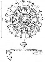 FIB-4130 - Fibule circulaire émailléebronzeFibule circulaire pleine, décor de bandes concentriques émaillées et bouton central surélevé, parfois rapporté, lui aussi émaillé; les loges du pourtour donnent un contour festonné (parfois rayonnant quand  ces loges sont triangulaires).