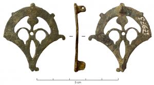 FIB-41312 - FibulebronzeFibule plate et ajourée, en forme de palmette, entourant un motif ajouré peut-être anthropomorphe; trou central pouvant être destiné à la fixation d'un cabochon rapporté; charnière sur deux plaquettes au revers.