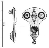 FIB-41335 - Fibule émailléebronzeBroche foliacée, ornée de cabochons d'émaux de formes simple (disques, losange) se détachant sur la surface lisse; au revers, articulation à charnière sur deux plaquettes.