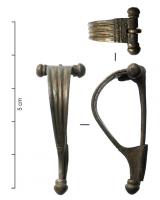 FIB-41341 - Fibule de type Aucissa précoce, varianteargentFibule d'Aucissa précoce, comportant un arc de section variable mais généralement massive, ou aplatie et creusée de cannelures longitudinales, une charnière repliée vers l'intérieur ou une tête perforée, un pied tendu ou légèrement creusé, un bouton terminal rapporté et mouluré.