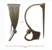 FIB-41365 - Fibule de type ChiusibronzeFibule à arc plat, triangulaire, orné de filets convergents vers le pied, dont le porte-ardillon trapézoïdal plein se prolonge par une tige repliée vers le pied; à l'extrémité, ornement sphérique massif, ou plus souvent interrompu par une rondelle rapportée, sans doute organique.