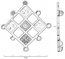 FIB-4136 - Fibule circulaire émailléebronzeFibule de forme non circulaire, mais de composition rayonnante, sur plan carré ou hexagonal; la composition, utilisant des carrés ou des triangles émaillés, est interrompue par des ajours de même forme. Disques émaillés sur le pourtour.